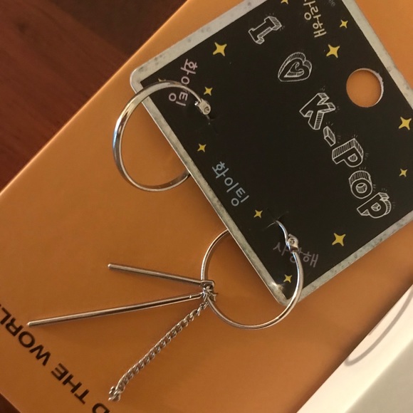 Kpop Inspired Earrings - Picture 2 of 4